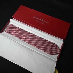 UNWORN NEW IN BOX Salvatore Ferragamo Zodiac Ox Motif Red Silk Tie